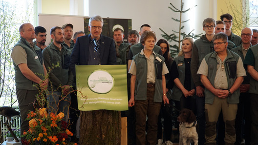 Uebergabe des Waldpreises in Wiesbaden Ehrung der Kollegen und Kollegen in Wiesbaden