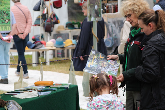 Waldpädagogin des WPZ Hahnhorst, Schwaförden bei einer Veranstaltung